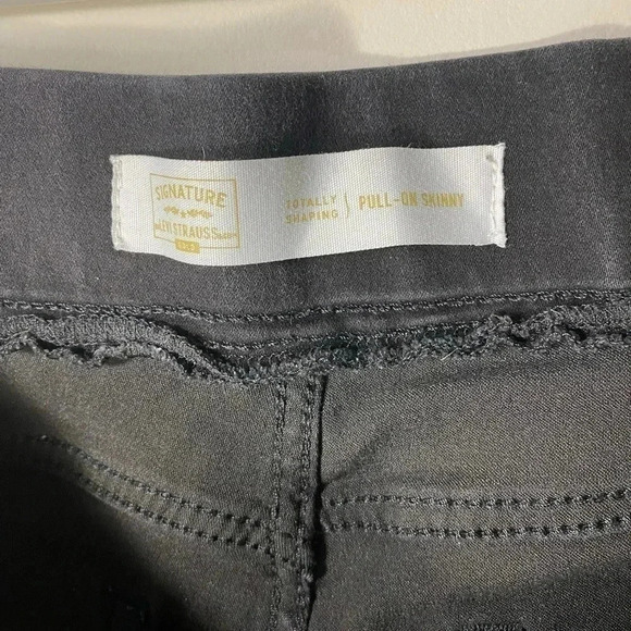Levi black Totally Shaping Pull-On Skinny Jeans | size 6 (s/m) - Picture 4 of 7